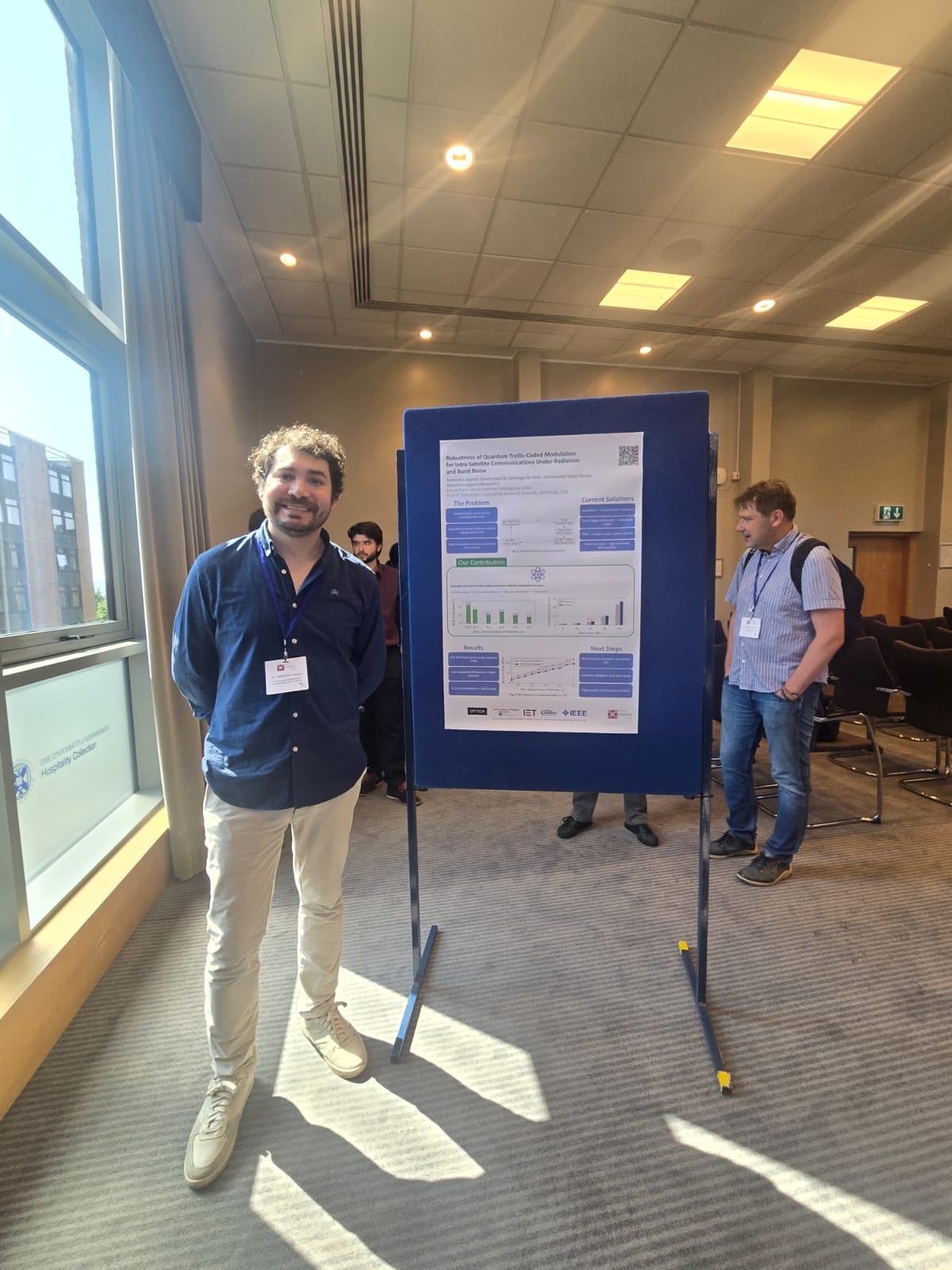 Investigador de la Universidad de Santiago de Chile presentando su póster en CSNDSP 2026
